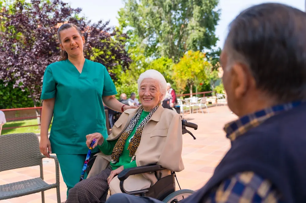 Pflegeheime nach Stadt: Pflegekraft und Seniorin